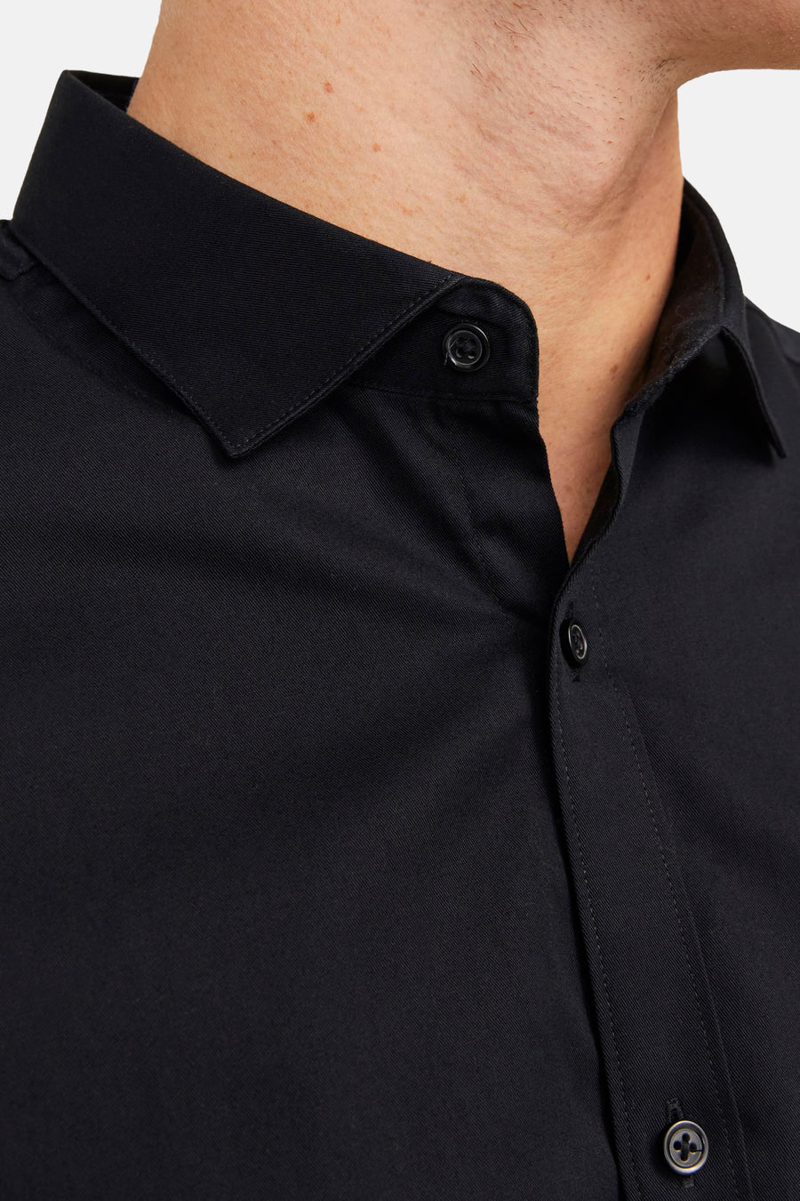 Zwart overhemd van PREMIUM by JACK & JONES, met een klassieke kraag en knoopsluiting.