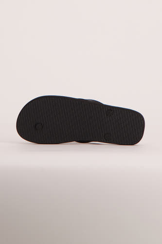 Blauwe slippers van ACCESSORIES BY JACK & JONES met een zwarte zool met textuur, gezien van de onderkant.
