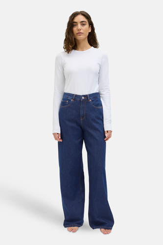 Wijdvallende donkerblauwe denim jeans van JJXX, gecombineerd met een wit shirt met lange mouwen.