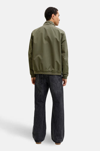 Korte groene jas van CORE BY JACK & JONES, met lange mouwen en gedragen met wijde donkere jeans.