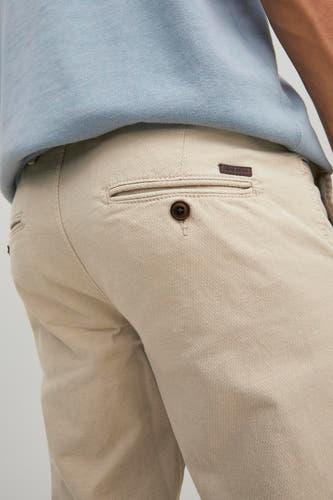 Beige chino van JACK & JONES JEANS INTELLIGENCE, met een knoopzak en een subtiele textuur.