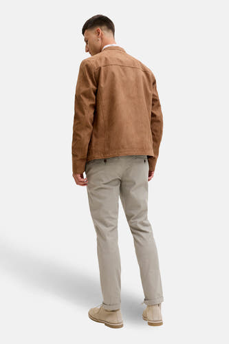 Groene chino van JACK & JONES JEANS INTELLIGENCE, met omgeslagen pijpen en lichtkleurige schoenen.