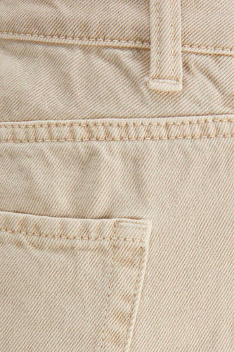 Jean droit beige de JJXX, gros plan du détail de la ceinture, de la boucle de ceinture et de la poche.