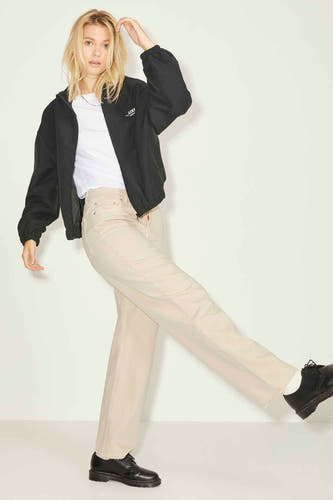 Jean droit beige de JJXX, combiné avec un t-shirt blanc, un blouson noir et des chaussures noires.