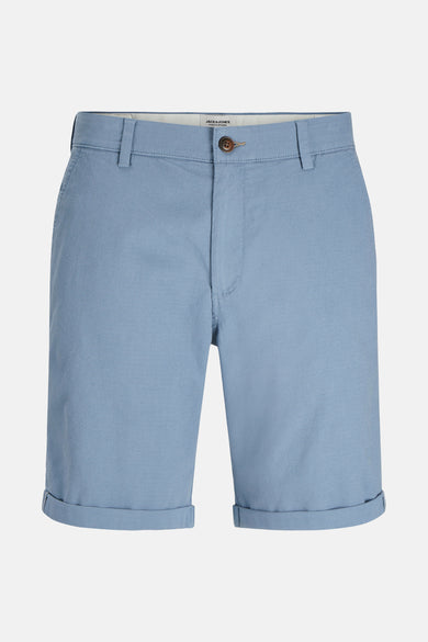 Blauwe short van JACK & JONES JEANS INTELLIGENCE, met omslag en bruine knoop.
