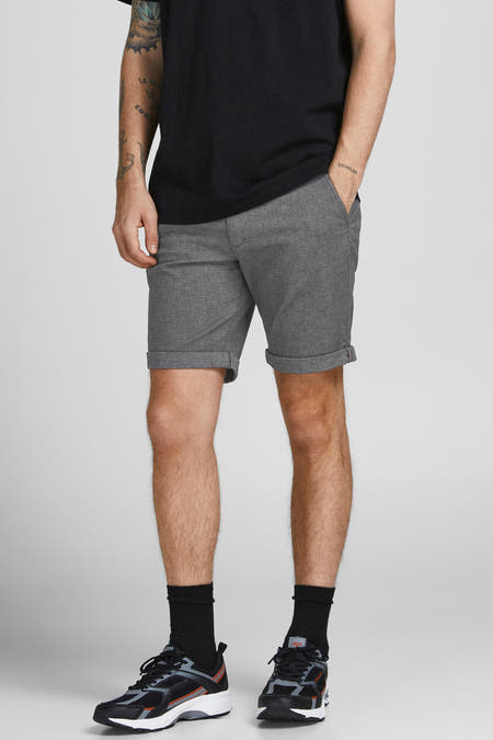 Short beige de JACK & JONES JEANS INTELLIGENCE, with turned-up cuffs and worn with black socks and sneakers.