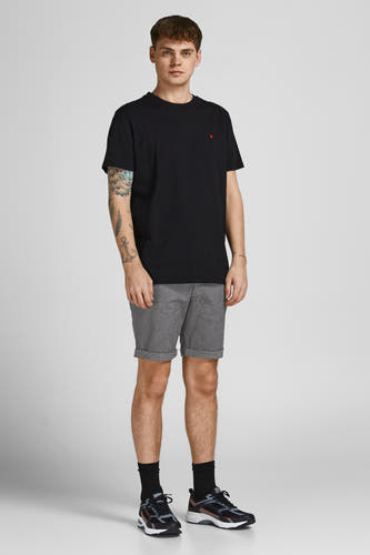 Short beige de JACK & JONES JEANS INTELLIGENCE, porté avec des chaussettes noires et des baskets.