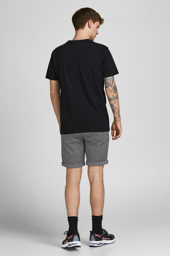 Short beige de JACK & JONES JEANS INTELLIGENCE, associé à un t-shirt noir et des baskets.