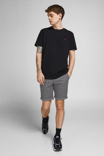 Short beige de JACK & JONES JEANS INTELLIGENCE, avec un zip roulé, porté avec un T-shirt noir.