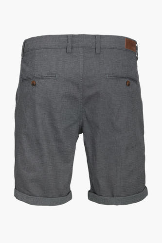 Denim short van JACK & JONES JEANS INTELLIGENCE, met knoopzakken en opgerolde pijpen, gezien van achteren.
