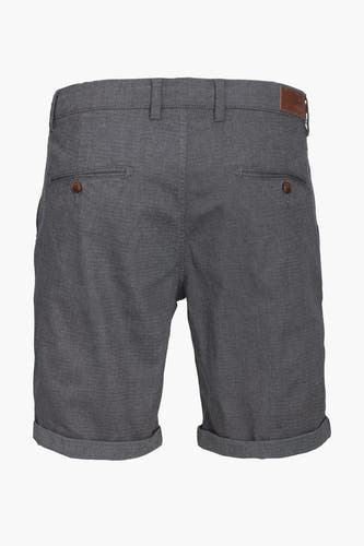 Denim short van JACK & JONES JEANS INTELLIGENCE, met bruine knopen en opgerolde pijpen, achteraanzicht.