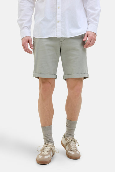 Groene short van JACK & JONES JEANS INTELLIGENCE, met opgerolde pijpen, gecombineerd met sokken en schoenen.