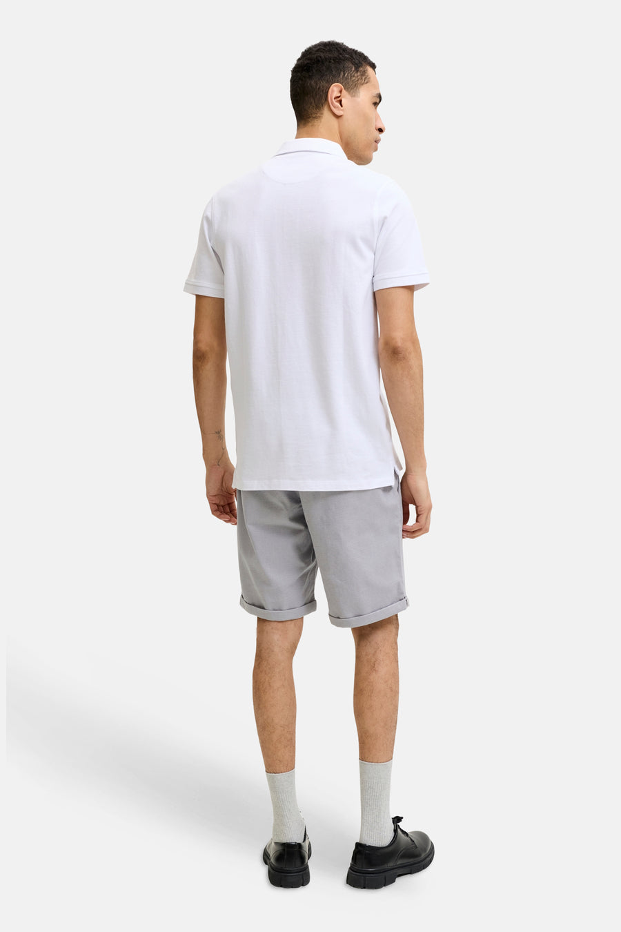 Grijze short van JACK & JONES JEANS INTELLIGENCE, met subtiel patroon, omgeslagen zomen, en gedragen op de rug gezien.