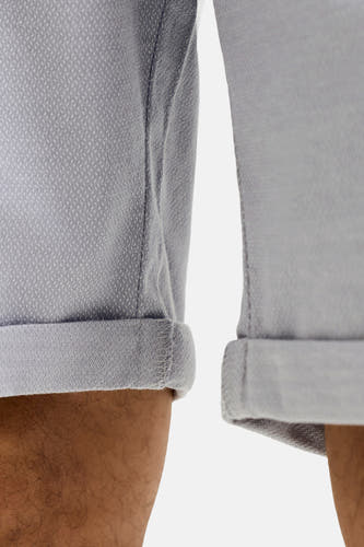 Grijze short van JACK & JONES JEANS INTELLIGENCE, close-up van de onderkant met fijn geweven patroon en opgerolde zomen.