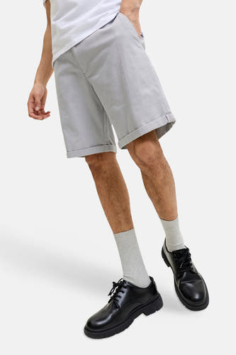 Grijze short van JACK & JONES JEANS INTELLIGENCE van gestructureerde stof met omgeslagen pijpen, gedragen met grijze sokken en zwarte schoenen.