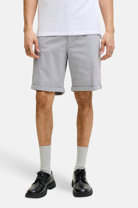 Grijze short van JACK & JONES JEANS INTELLIGENCE met opgerolde zomen en subtiele textuur, gedragen door een man.