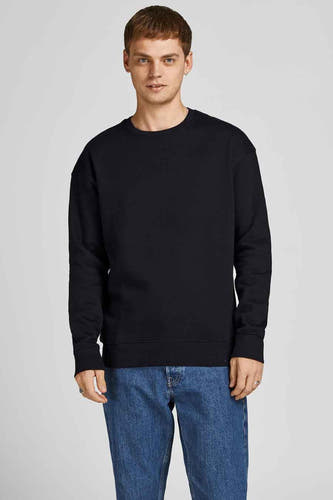 Zwarte sweater met ronde hals van CORE BY JACK & JONES, gedragen met blauwe jeans.