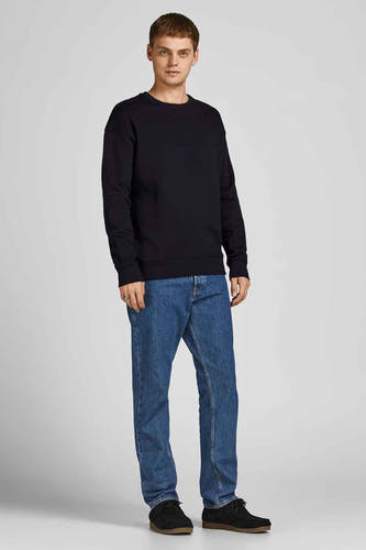 Zwarte sweater met ronde hals van CORE BY JACK & JONES, gedragen met jeans en suède schoenen.
