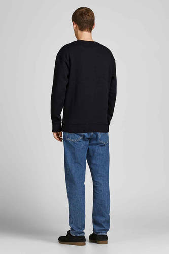Zwarte sweater van CORE BY JACK & JONES, rugzijde getoond, met blauwe jeans en zwarte schoenen.
