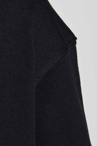 Zwarte sweater met ronde hals van CORE BY JACK & JONES, detail van de schouder en mouw zichtbaar.