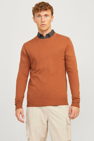 Bruine trui met ronde hals van PREMIUM BLUE by JACK & JONES, met een overhemd eronder gedragen en een beige broek.
