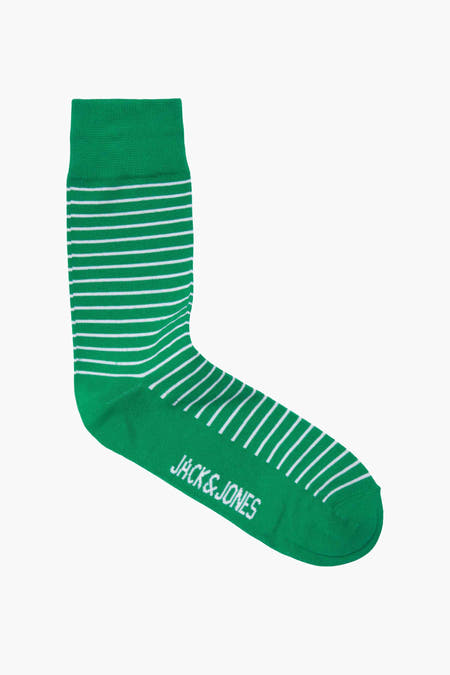 Groene sok met witte strepen van ACCESSORIES BY JACK & JONES, met logo op de voet, zijwaarts weergegeven