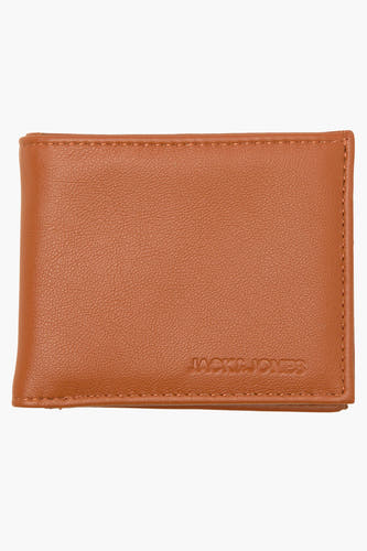 Bruine portemonnee van ACCESSORIES BY JACK & JONES, met een leerachtige textuur en stiksels langs de randen.