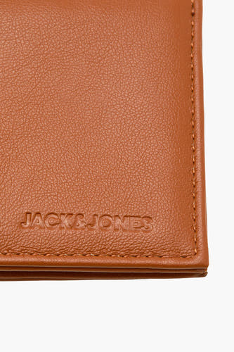 Bruine portemonnee van ACCESSORIES BY JACK & JONES, met een textuur van leer en gestikte randen.