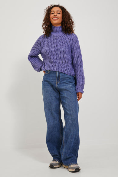 Veste noire avec col montant de JJXX, portée avec des jeans larges et des baskets.