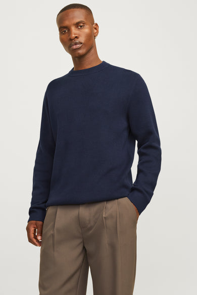T-shirt bleu avec col rond de PREMIUM by JACK & JONES, porté avec un pantalon marron.