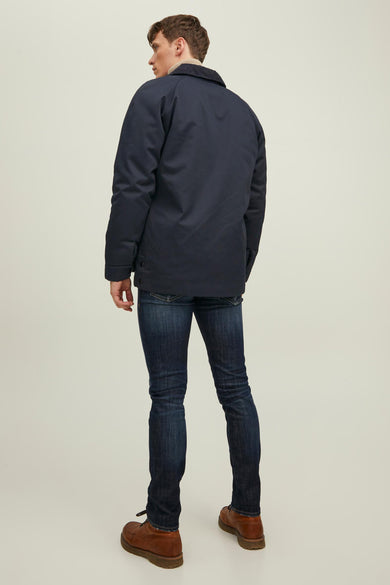 Kort blauw jas van PREMIUM BLUE by JACK & JONES, gezien van achteren, met donkere jeans en bruine schoenen.
