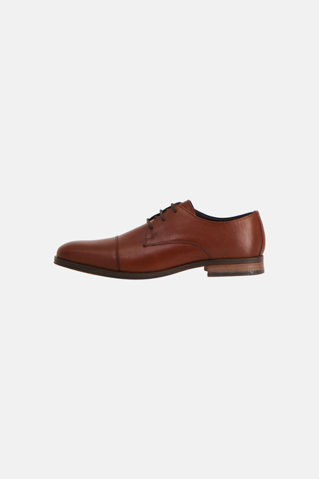 Chaussure richelieu en cuir marron de ACCESSORIES BY JACK & JONES avec un design à bout rapporté et un talon empilé, visible sur le côté.