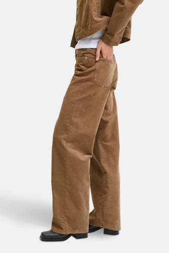 Beige broek van JJXX, met een corduroy textuur en wijde pijpen, in zij-aanzicht.
