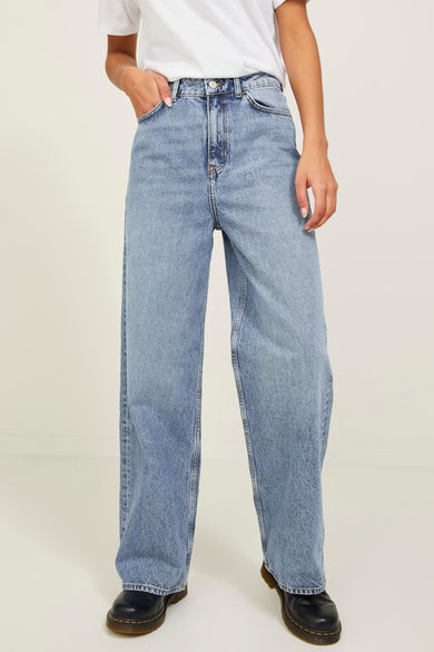 Blauw denim wide jeans van JJXX, met een lichte wassing en gecombineerd met een wit t-shirt en zwarte schoenen.
