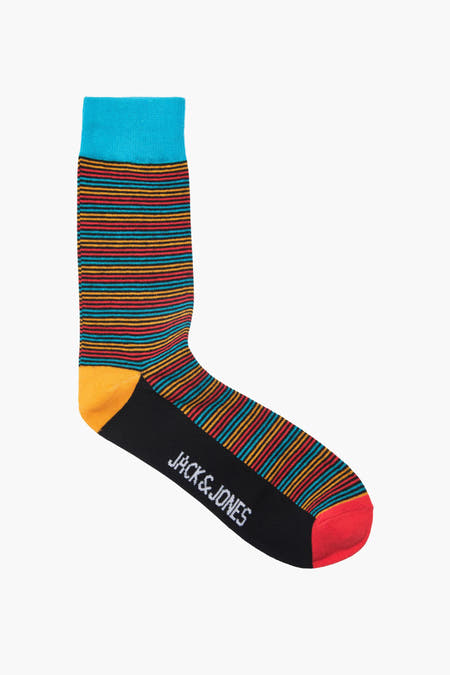 Chaussettes rayées d'ACCESSORIES BY JACK & JONES avec une bande bleue, jaune et rouge et un talon jaune.