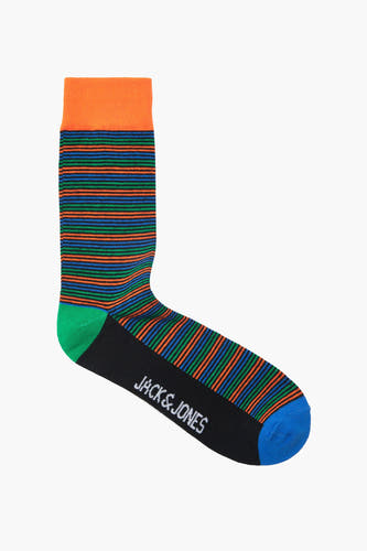 Oranje sokken van ACCESSORIES BY JACK & JONES, met gekleurde strepen en een zwart vlak met logo.
