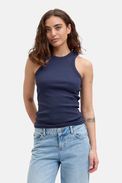 T-shirt sans manches bleu de JJXX, avec une texture rayée et une encolure ronde.