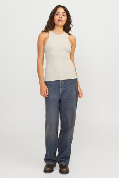 Mouloze ecru top van JJXX, gedragen met blauwe jeans en bruine schoenen.
