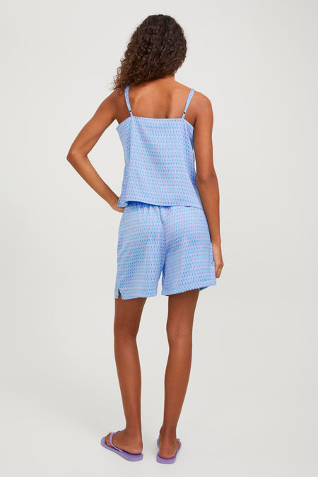 Blauwe dames short van JJXX, met bijpassende top en lila slippers.

