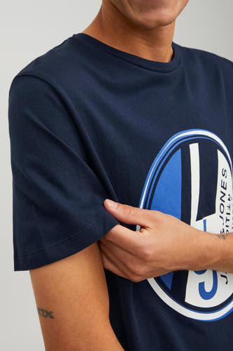 T-shirt bleu de CORE by JACK & JONES, avec un col rond et une imprimé remarquable.