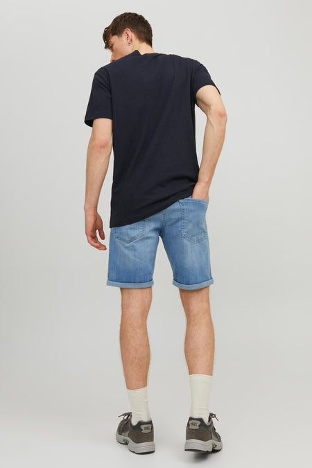 Short en jean denim bleu avec ourlet retroussé de JACK & JONES JEANS INTELLIGENCE, vue de dos, lavage clair, poches visibles