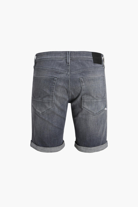 Lichtgrijze jeansshort met opgerolde pijpen, van JACK & JONES JEANS INTELLIGENCE, achterkant met zakken en label