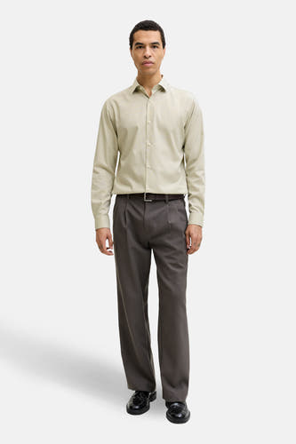 Groen overhemd met lange mouwen van PREMIUM by JACK & JONES, met een getailleerde pasvorm en gedragen met grijze pantalon en zwarte schoenen.