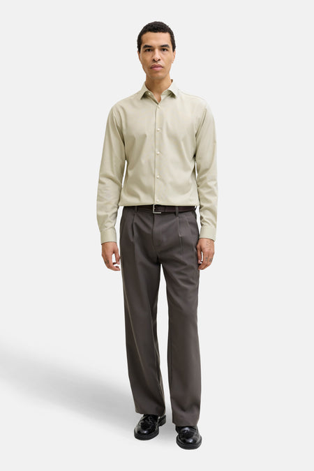 Groen overhemd met lange mouwen van PREMIUM by JACK & JONES, met een getailleerde pasvorm en gedragen met grijze pantalon en zwarte schoenen.