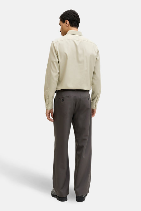 Vert, chemise à manches longues de PREMIUM by JACK & JONES, à manches longues, portée avec un pantalon marron et des chaussures noires.
