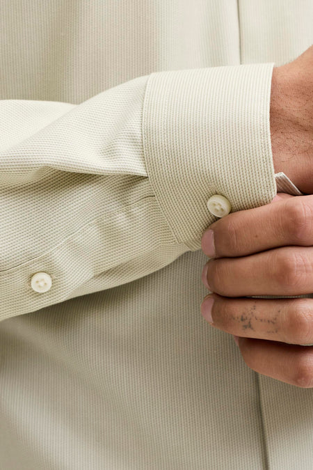 Chemise verte à manches longues de PREMIUM by JACK & JONES, avec une fine texture et un détail de bouton sur la manche.