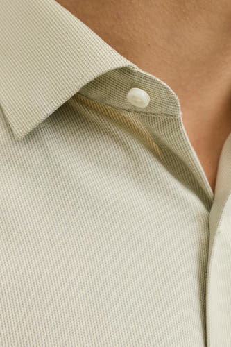 Groen hemd met lange mouwen van PREMIUM by JACK & JONES, met een subtiele textuur en een witte knoop.