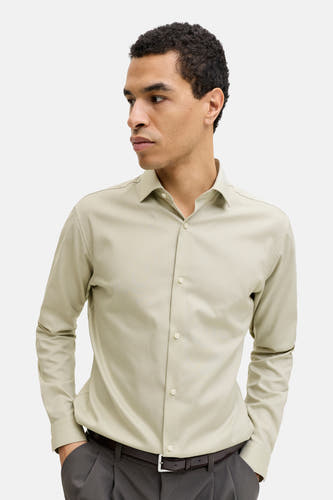 Groen overhemd met lange mouwen van PREMIUM by JACK & JONES, met knoopsluiting en lange mouwen, gedragen met een donkere broek.