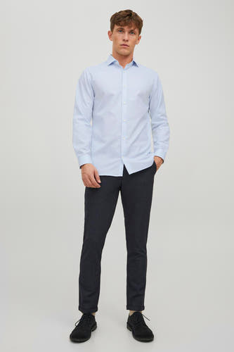 Chemise bleue à manches longues de PREMIUM by JACK & JONES, portée avec un pantalon sombre et des chaussures.