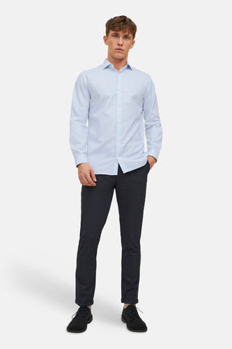 Lichtblauw overhemd met lange mouwen van PREMIUM by JACK & JONES, gesteven look, klassieke pasvorm, front view, model draagt donkere broek en zwarte schoenen